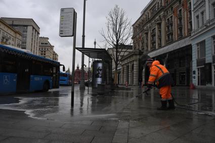 Москва. Сотрудник коммунальных служб проводит дезинфекцию на Тверской улице.