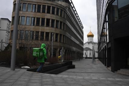 Москва. Сотрудники сервиса по доставке еды `Деливери клаб`  у метро Белорусская.