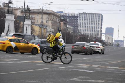 Москва. Сотрудники сервиса по доставке еды `Яндекс. Еда`  у  Белорусского  вокзала.