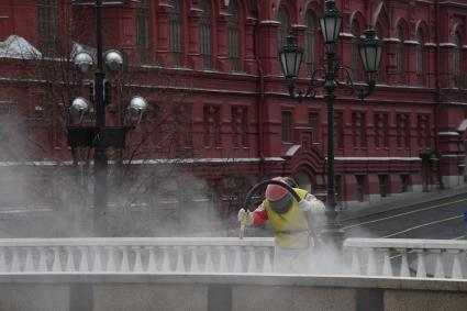 Москва. Проведение дезинфекции на Манежной площади.