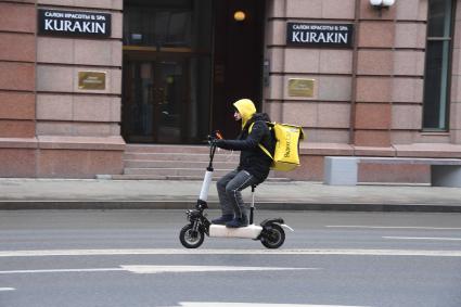 Москва. Сотрудники сервиса по доставке еды `Яндекс. Еда`  на Тверской улице.