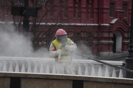 Москва. Проведение дезинфекции на Манежной площади.