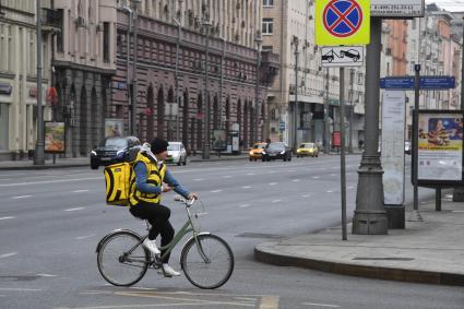 Москва. Сотрудники сервиса по доставке еды `Яндекс. Еда`  на Тверской улице.