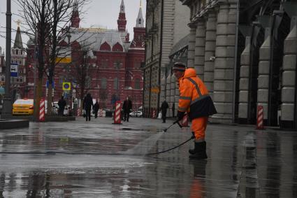 Москва. Сотрудник коммунальных служб проводит дезинфекцию на Тверской улице.