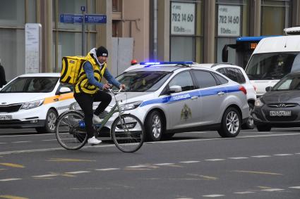 Москва. Сотрудники сервиса по доставке еды `Яндекс. Еда`  на Тверской улице.