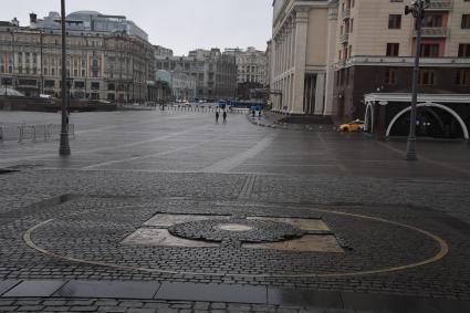 Москва. Вид на пустынную Манежную площадь.