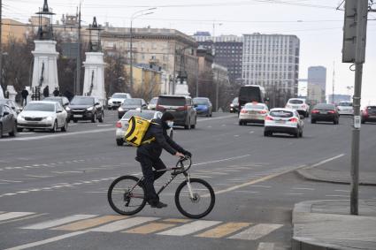 Москва. Сотрудники сервиса по доставке еды `Яндекс. Еда`  у  Белорусского  вокзала.