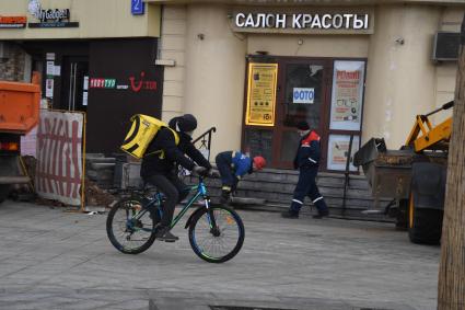 Москва. Сотрудник сервиса по доставке еды `Яндекс Еда` .