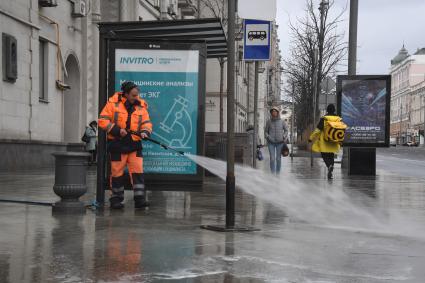 Москва. Сотрудник коммунальных служб проводит дезинфекцию на Тверской улице.