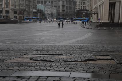 Москва. Вид на пустынную Манежную площадь.