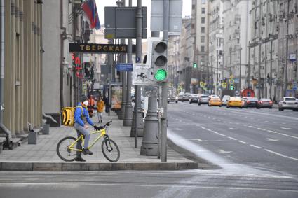 Москва. Сотрудники сервиса по доставке еды `Яндекс. Еда`  на Тверской улице.