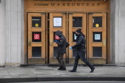 Москва. Прохожие у станции метро Маяковская.