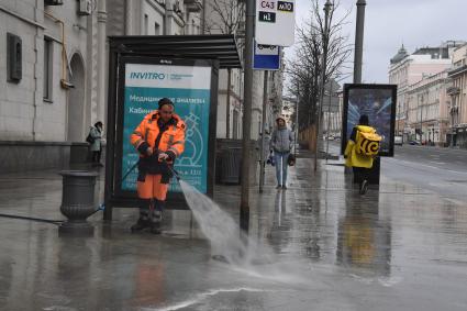 Москва. Сотрудник коммунальных служб проводит дезинфекцию на Тверской улице.