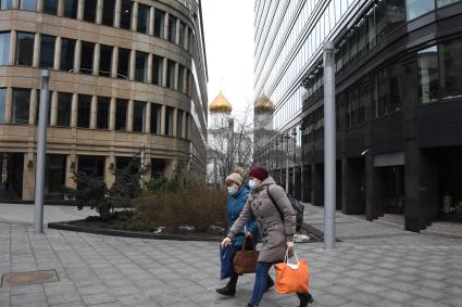 Москва. Прохожие в медицинских масках  у метро Белорусская.