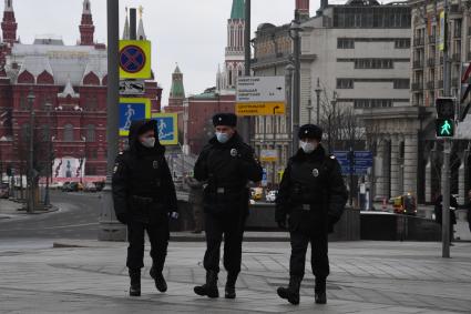 Москва. Сотрудники полиции в медицинских масках  на Тверской улице.