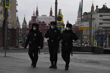 Москва. Сотрудники полиции в медицинских масках  на Тверской улице.