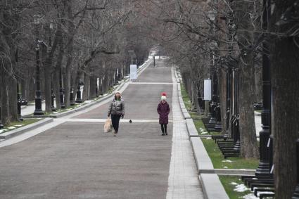 Москва. Одиночные прохожие на Тверском бульваре.