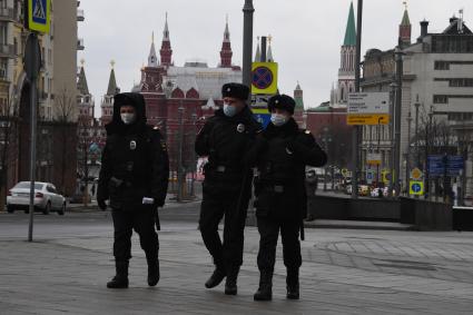 Москва. Сотрудники полиции в медицинских масках  на Тверской улице.