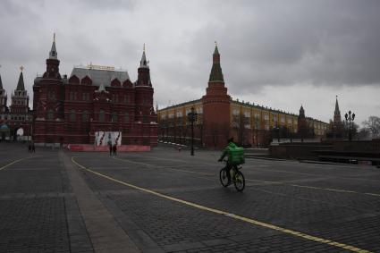 Москва. Сотрудники сервиса по доставке еды  на Манежной площади.