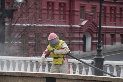 Москва. Проведение дезинфекции на Манежной площади.