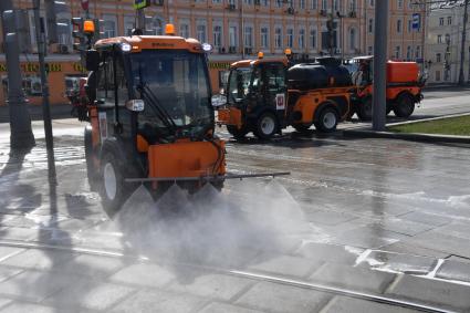 Москва. Дезинфекционная обработка улиц.