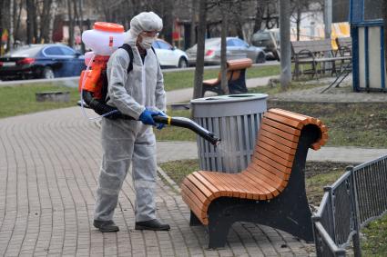 Москва. Дезинфекционная обработка  дворов.