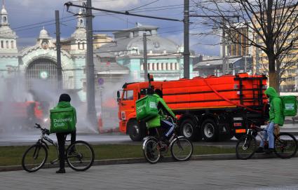 Москва. Распылительная и поливомоечная техника во время дезинфекции проезжей части у Белорусского вокзала.