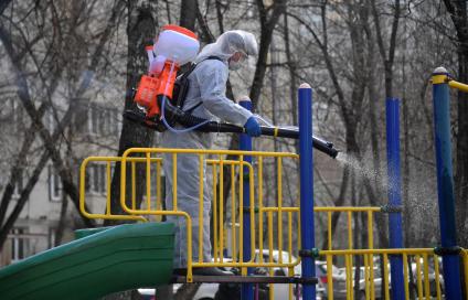 Москва. Дезинфекционная обработка детских площадок.