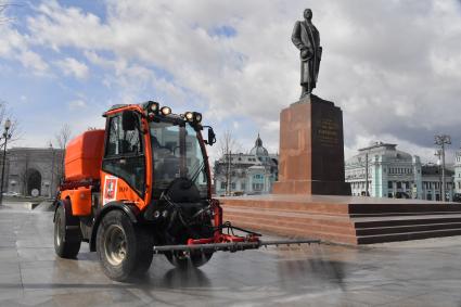 Москва. Распылительная и поливомоечная техника во время дезинфекции проезжей части у Белорусского вокзала.