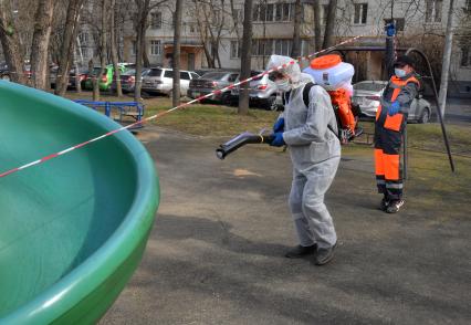 Москва. Дезинфекционная обработка детских площадок.