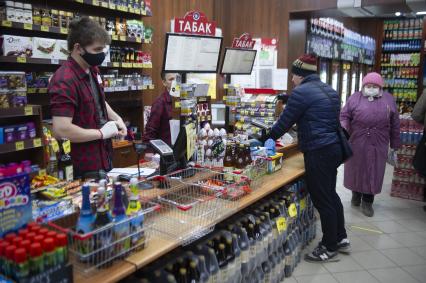 Екатернбург. Мужчина выбирает вино в отделе алкогольных напитков продуктового магазина