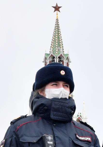 Москва. Полицейские в медицинских масках на Красной площади.