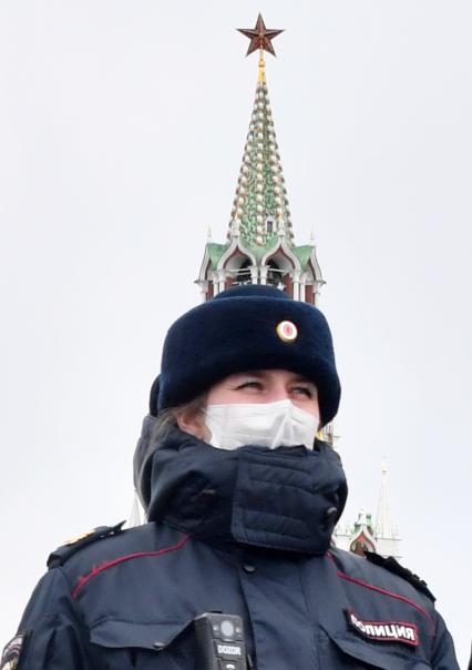 Москва.  Полицейские в медицинских масках на Красной площади.