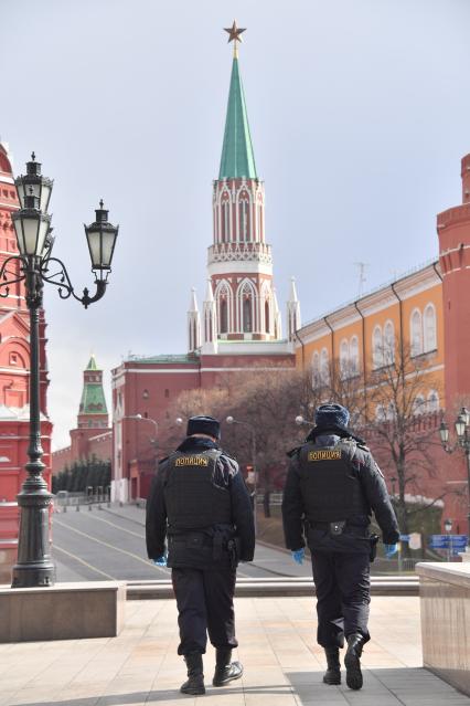 Москва. Полицейские на Манежной площади.