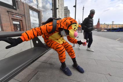 Москва. Мужчина в медицинской маске и костюме ростовой куклы на Тверской улице.