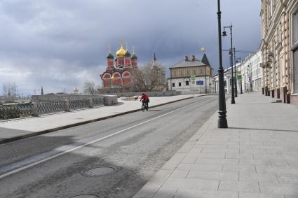 Москва. Улица Варварка без пешеходов.