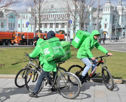 Москва. Сотрудники сервиса доставки еды в сквере  площади Тверская застава.