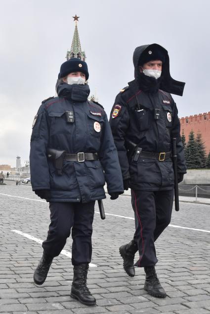 Москва.  Полицейские в медицинских масках на Красной площади.