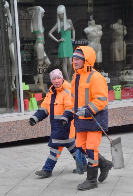 Москва. Сотрудники коммунальных служб на Тверской улице.