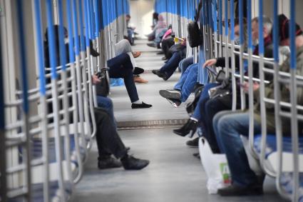 Москва. Пассажиры в вагоне  метрополитена.