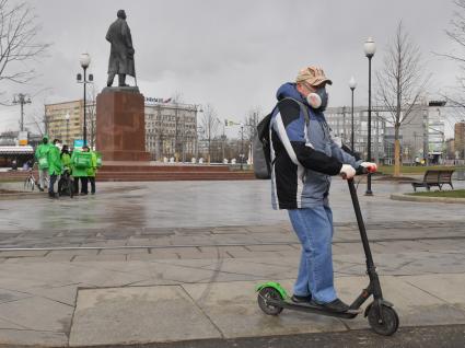 Москва. Мужчина на самокате.