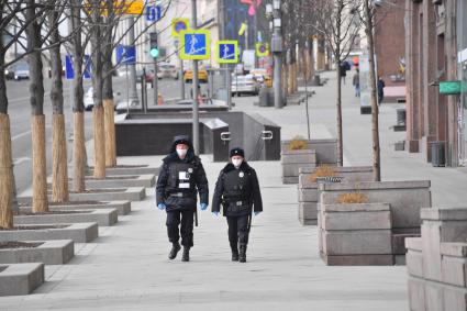 Москва. Полицейские в медицинских масках на Тверской улице.