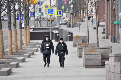 Москва. Полицейские в медицинских масках на Тверской улице.