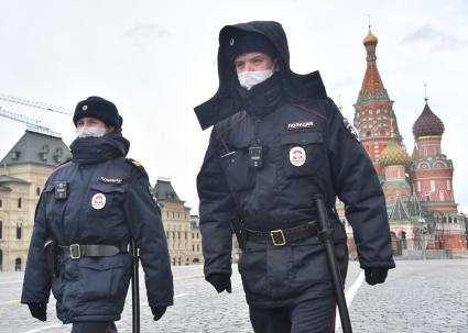 Москва.  Полицейские в медицинских масках на Красной площади.