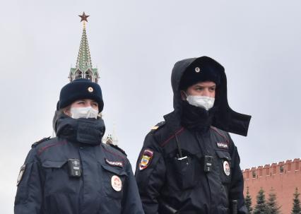 Москва.  Полицейские в медицинских масках на Красной площади.