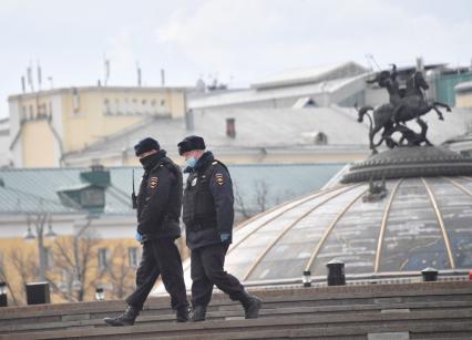 Москва. Полицейские на Манежной площади.