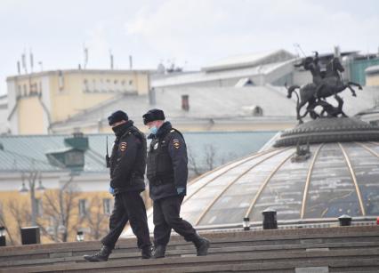 Москва. Полицейские на Манежной площади.