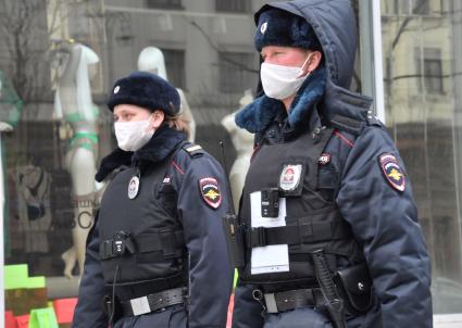 Москва. Полицейские в медицинских масках на Тверской улице.