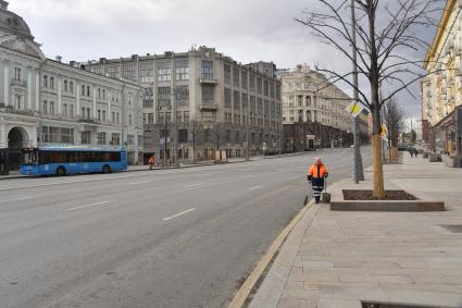 Москва. Сотрудник коммунальных служб на Тверской улице.