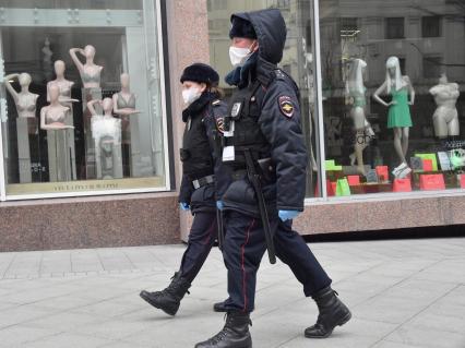 Москва. Полицейские в медицинских масках на Тверской улице.